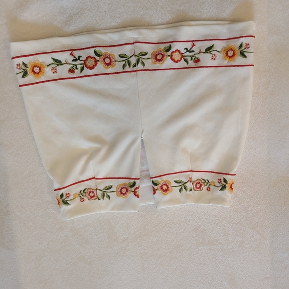 Super cute skirt with embroidery - Picture 2 of 3